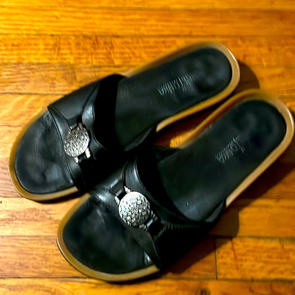 Minnetonka Black Leather Thong Sandals Silver Medallion Flip Flops Women's